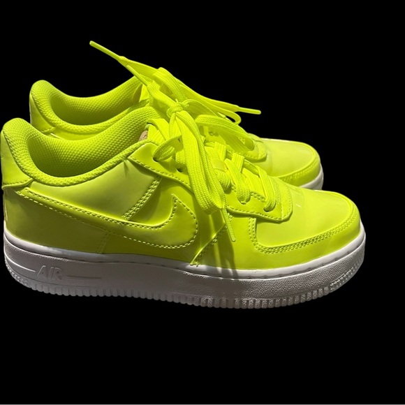 Nike Air Force 1 LV8 UV GS Volt Size 6.5Y/women & 4.5Y kids Authentic - Picture 3 of 4